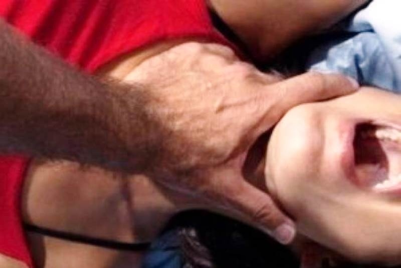 Την βίασαν ομαδικά για να τιμωρήσουν τον αδερφό της