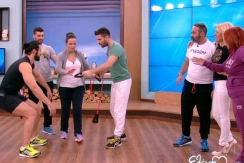 Η Μενεγάκη χουφτώνει τους κοιλιακούς!