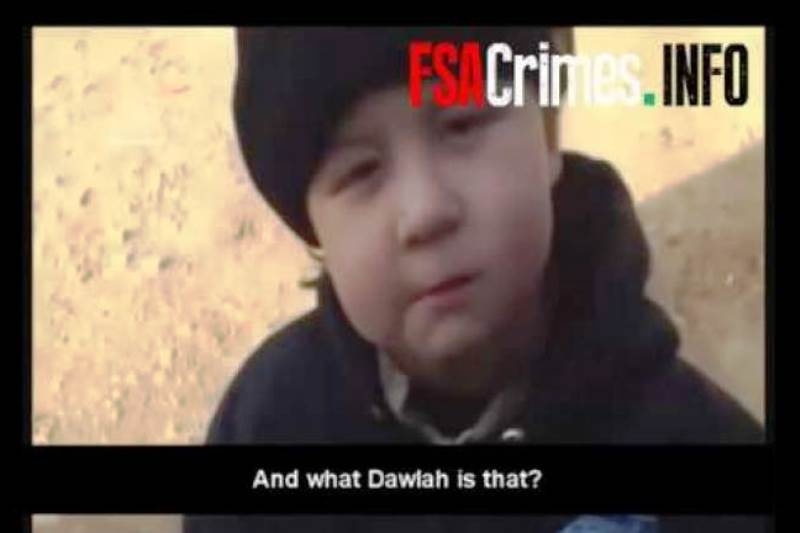 Συγκλονιστικό βίντεο με τετράχρονο παιδί με αυτόματο όπλο