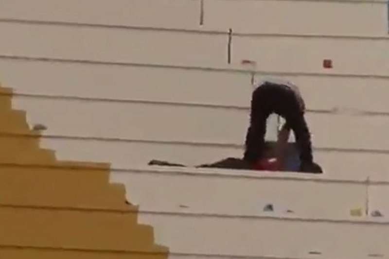 Ονδούρα: Απίστευτος ξυλοδαρμός οπαδού! (video)