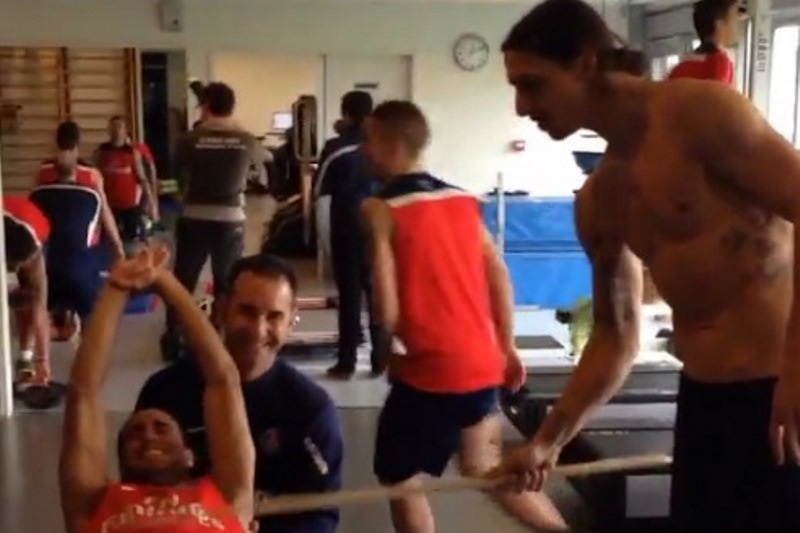 Παρί Σεν Ζερμέν: Ο ημίγυμνος Ιμπραΐμοβιτς έριξε... ξύλο στον Μόουρα! (video)