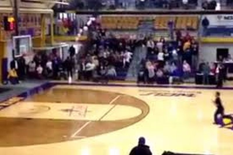 Μέσα από τη σέντρα και... 10.000 δολάρια στην τσέπη! (video)