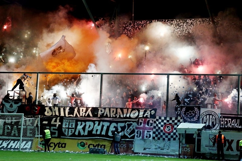 ΟΦΗ: Έβαλαν... φωτιά με κορεό οι οπαδοί!