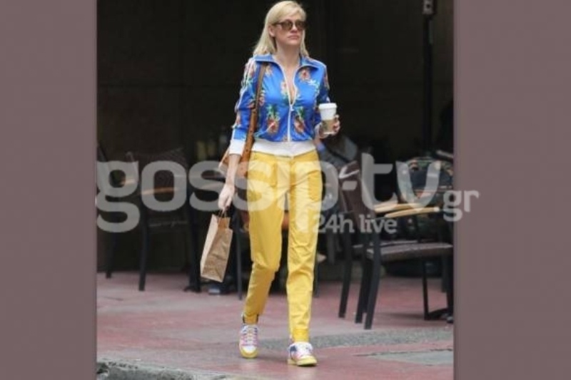 Σάσα Σταμάτη: Για καφέ στο Κολωνάκι με ανοιξιάτικο ντύσιμο
