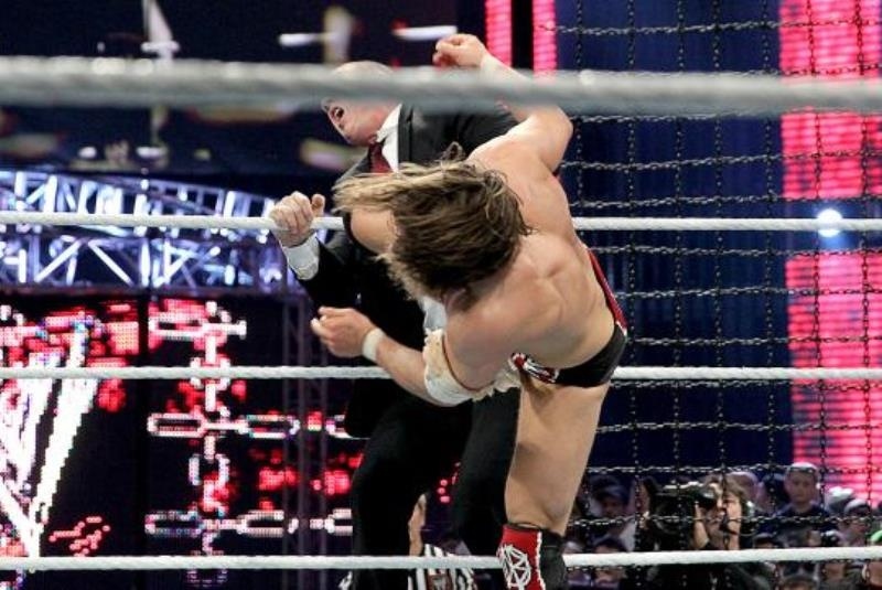 Elimination Chamber: Δεν άντεξε ο… Kane (video+photos)