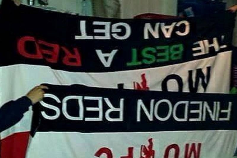 Ολυμπιακός: Οπαδοί πήραν... αναμνηστικά πανό από τη Γιουνάιτεντ (photo)