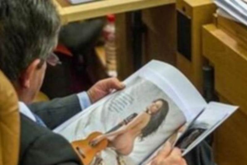 Έβλεπε μέσα στο Κοινοβούλιο... φωτογραφίες με γυμνές! (pics)