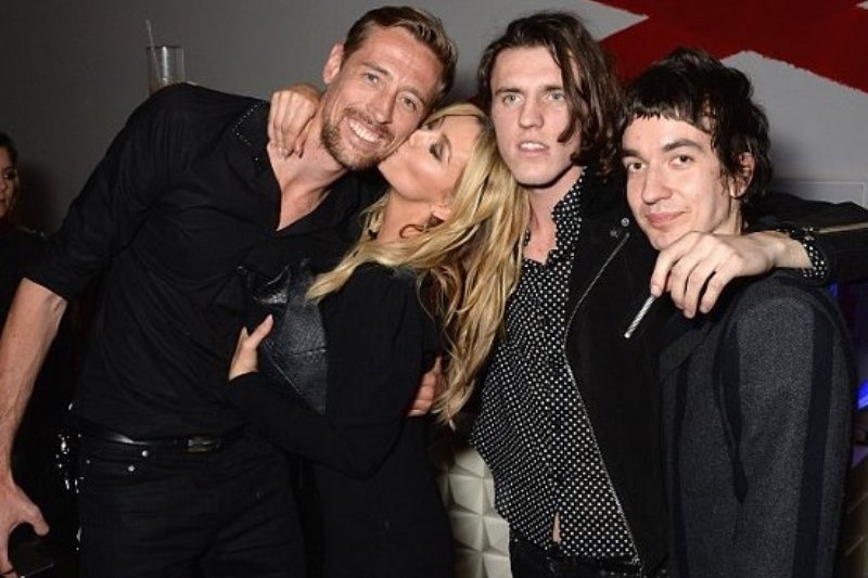 Πίτερ Κράουτς: Το... καυτό φιλί της γυναίκας του και οι... κόκκινες μπότες! (photos)