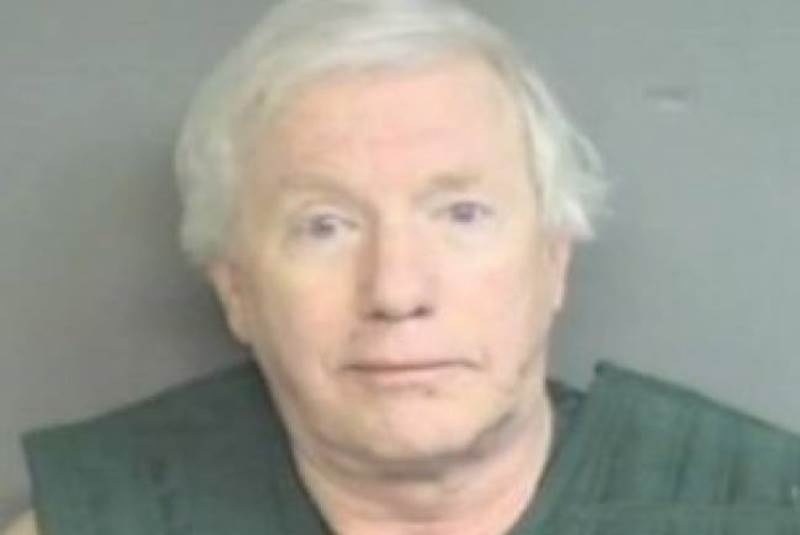 Καθηγητής... αυνανιζόταν στο διάδρομο του σχολείου