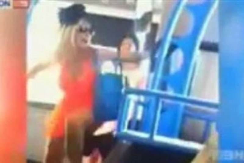 Βίντεο: Ρατσιστική επίθεση από δυο κοπέλες κατά ηλικιωμένου