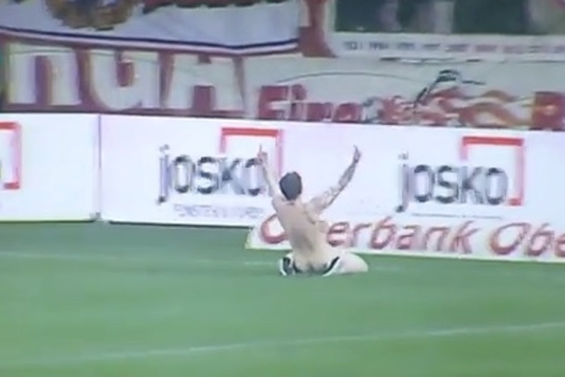 Αυστρία: Γυμνός οπαδός έκανε ντου... πανηγυρισμού (videos)
