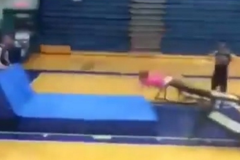 Απίστευτη τούμπα: Τι το θες το τραμπολίνο για να καρφώσεις; (video)