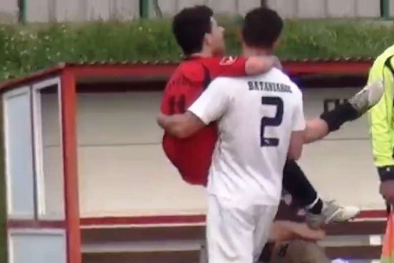 Τον έβγαλε σηκωτό από το γήπεδο (video)