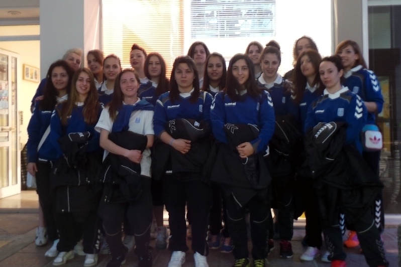 Εθνική Χάντμπολ Γυναικών: Η 18άδα και το Κοινωνικό Παντοπωλείο (photos)