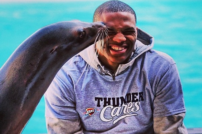 Οκλαχόμα Σίτι Θάντερ: Φίλησε τον Ουέστμπρουκ μια φώκια! (photo)