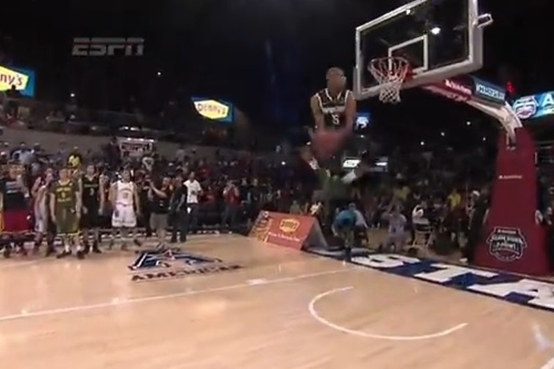 NCAA: Κάρφωμα... bowling (video)