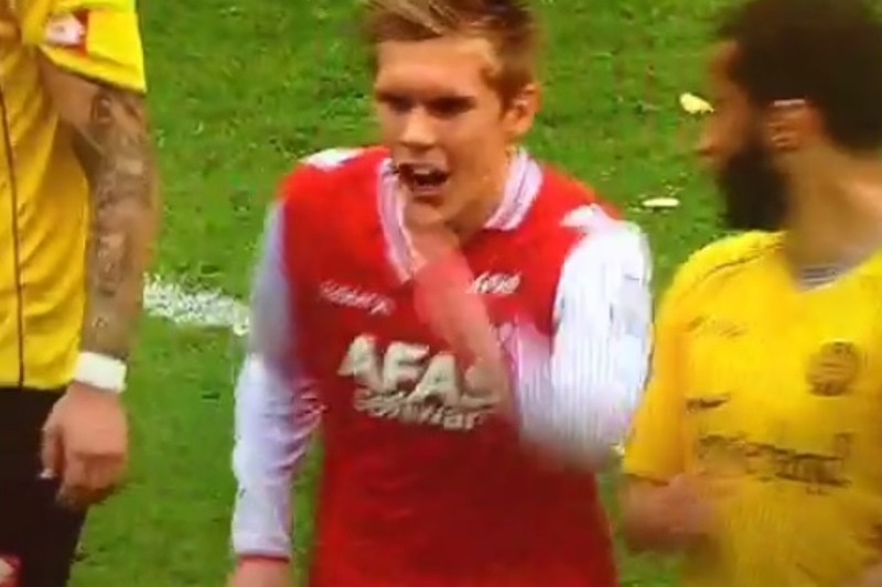 Ολλανδία: Του... τσίμπησε τα γεννητικά όργανα! (video)