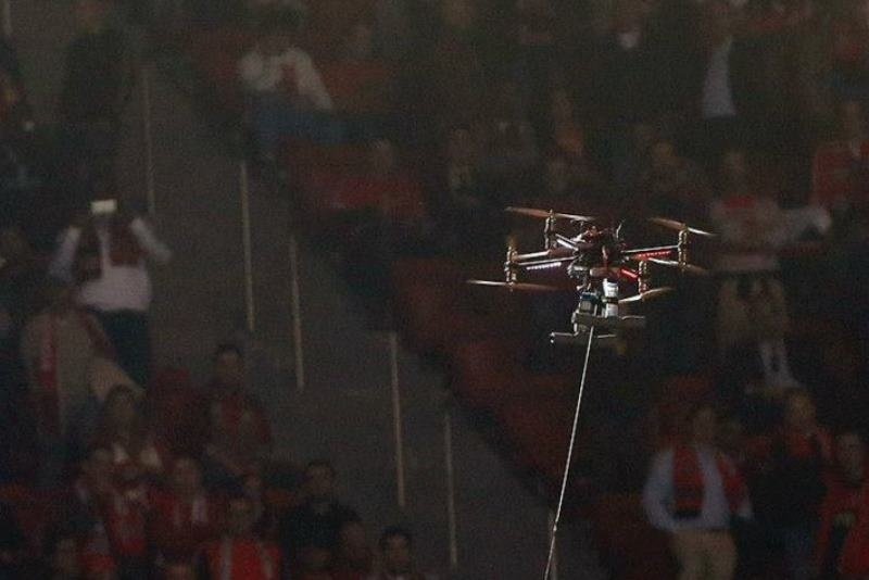 Μπενφίκα: Ιπτάμενα ρομπότ μετέφεραν φανέλες στους οπαδούς! (photos+videos)