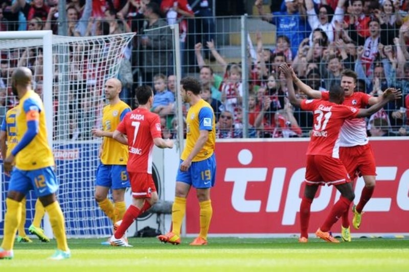 Βήμα παραμονής για Φράιμπουργκ, 2-0 την Μπραουνσβάιγκ (video)