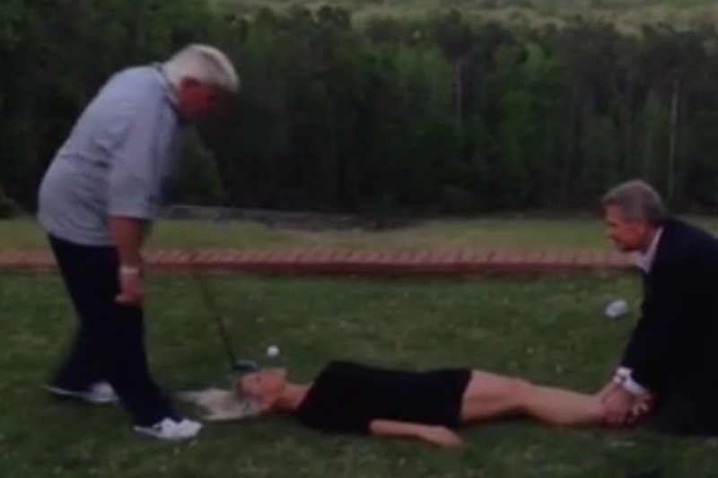 Γκολφέρ σούταρε το μπαλάκι από το στόμα γυναίκας! (video)