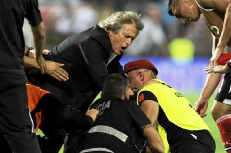 Μπενφίκα:  Μεταμορφώθηκε σε οπαδό και τον μπέρδεψαν