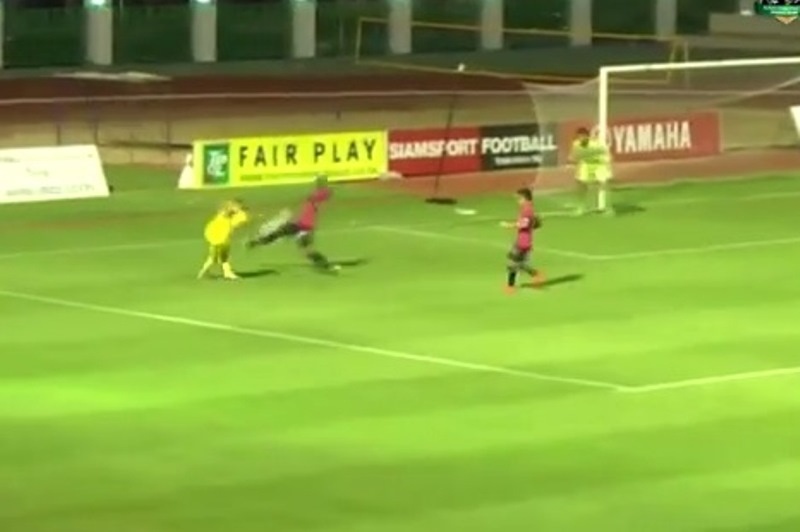 Ταϊλάνδη: Θεσπέσιο γκολ με ραμπόνα! (video)