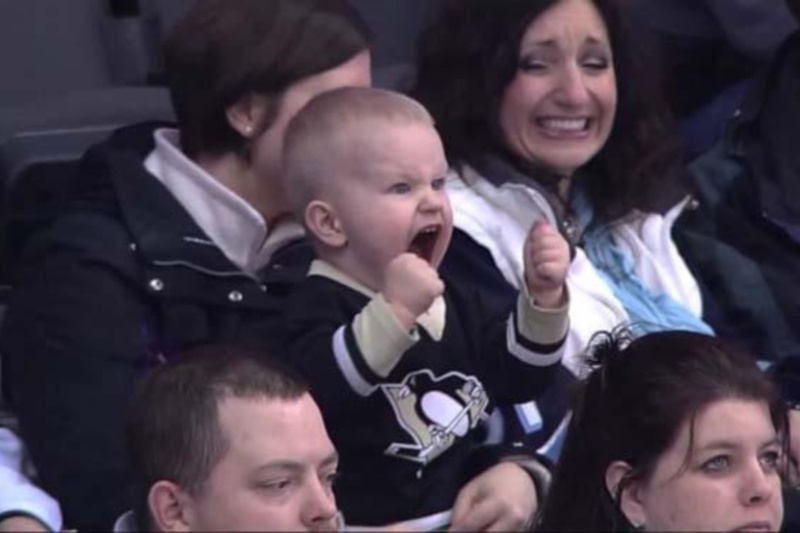 NHL: O μικρότερος… μεγάλος οπαδός των Πένγκουινς (GIF+video)