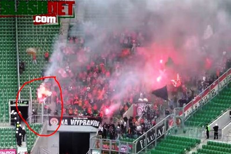 Πολωνία: Αστυνομικός έκαψε οπαδό! (photos+video)