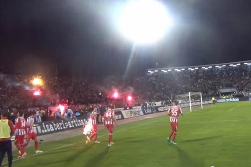 Ερυθρός Αστέρας: Παίκτης χτυπήθηκε από φωτοβολίδα των οπαδών του! (videos)