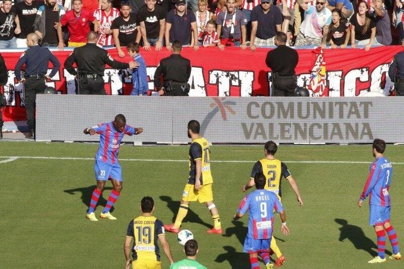 Ατλέτικο Μαδρίτης: Ρατσισμός από οπαδό και αντίδραση… Άλβες (video)