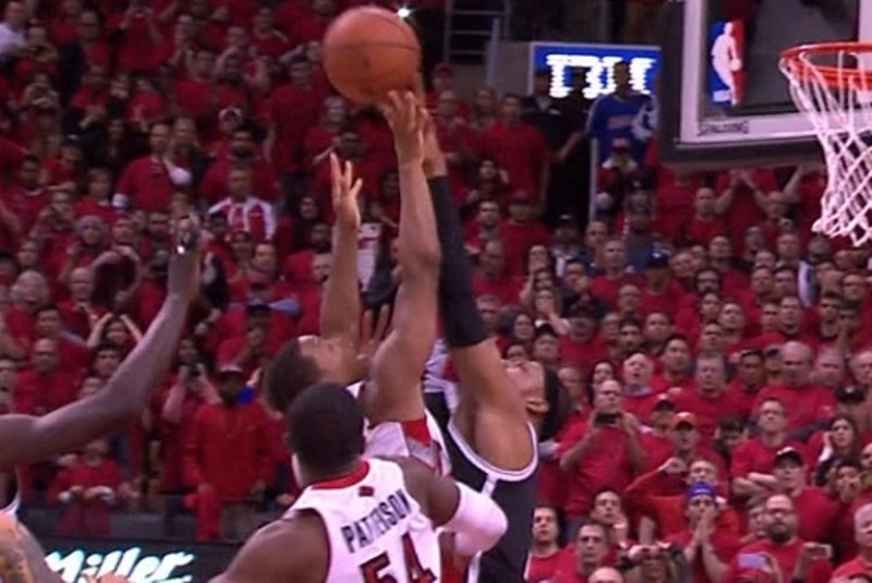 NBA Top 5: Το... buzzer beater μπλοκ του Πιρς (video)