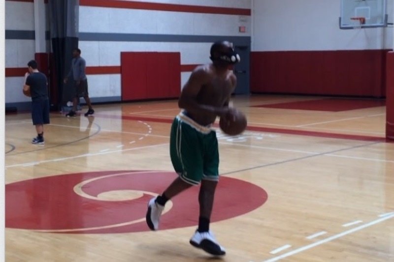 Γκίλμπερτ Αρίνας: Επιστροφή με περίεργη μάσκα (videos)