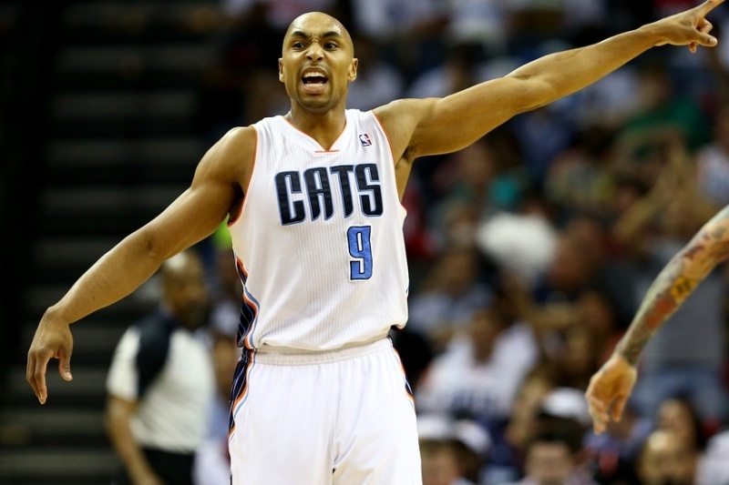 Σάρλοτ Χόρνετς: «Νυστέρι» για Χέντερσον