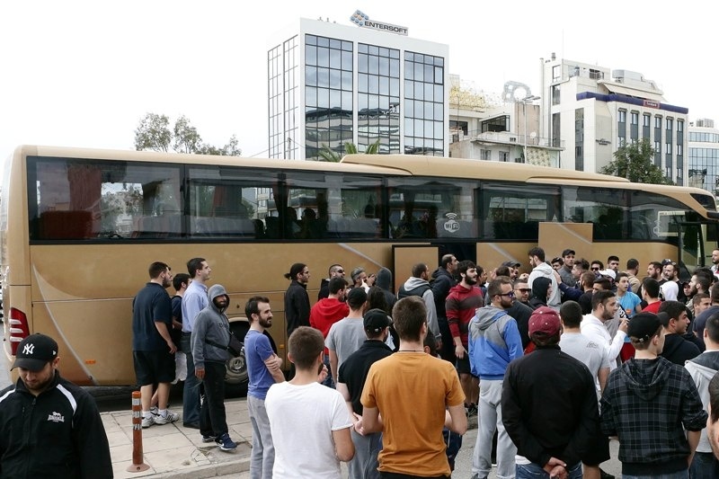 «Λύγισε» το πούλμαν του Ολυμπιακού