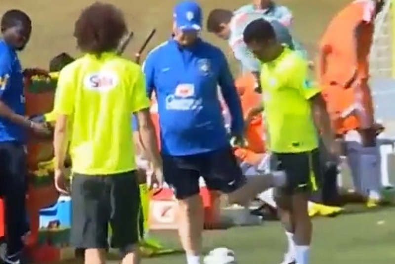 Μουντιάλ 2014: Ο Σκολάρι κλώτσησε τον Άλβες στα γεννητικά όργανα! (video)