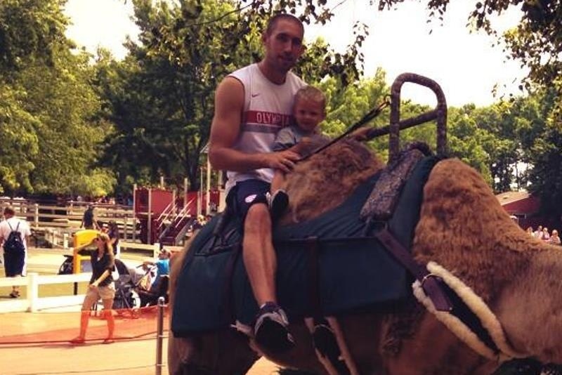 Ολυμπιακός: Πάνω σε καμήλα με ερυθρόλευκα ο Λοτζέσκι (photo)