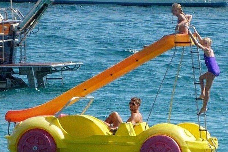 Λίβερπουλ: Σε... παρδαλό θαλάσσιο ποδήλατο ο Τζέραρντ (photos)