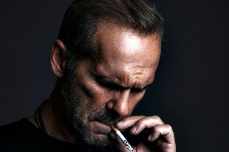 Τα δύσκολα βράδια του Κωστόπουλου στη Μύκονο με ποτά, τσιγάρα και θλίψη!