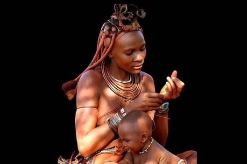 Χίμπα, η άγνωστη φυλή της Αφρικής που... υμνεί τα παιδιά!