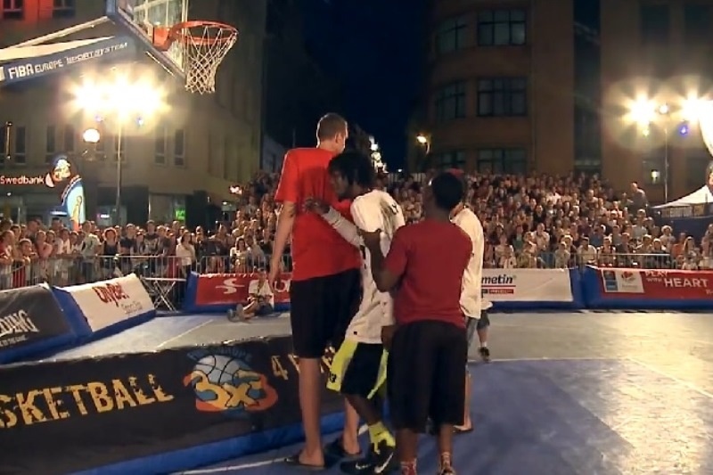 Κάρφωμα πάνω από άνθρωπο με ύψος 2.13 (video)