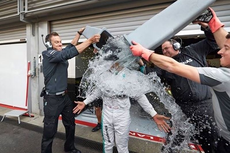 Λιούις Χάμιλτον: «Ice Bucket» στην πίστα του Σπα (photos+video)