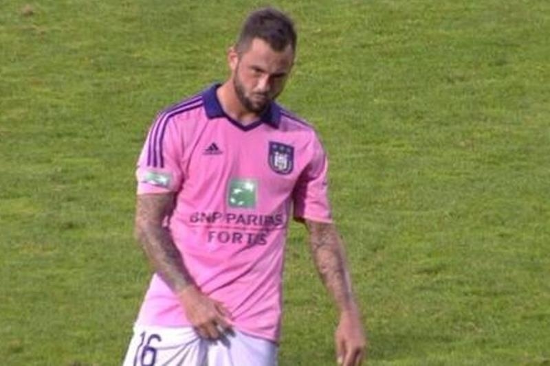 Άντερλεχτ: Έδειξε τα γεννητικά του όργανα ο Ντεφούρ (videos)