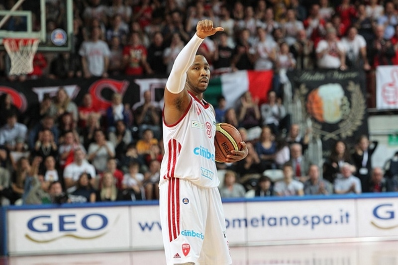 Ναντέρ: Λύση με Κίκι Κλαρκ