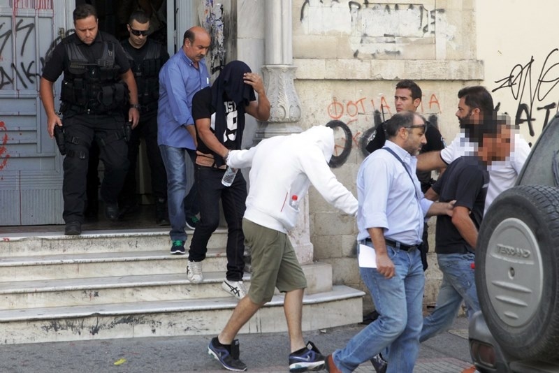 Απολογούνται οι τρεις συλληφθέντες
