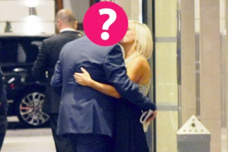 Παντρεμένος αμερικανός star πιάστηκε επ' αυτοφόρω να φιλάει μια άγνωστη!