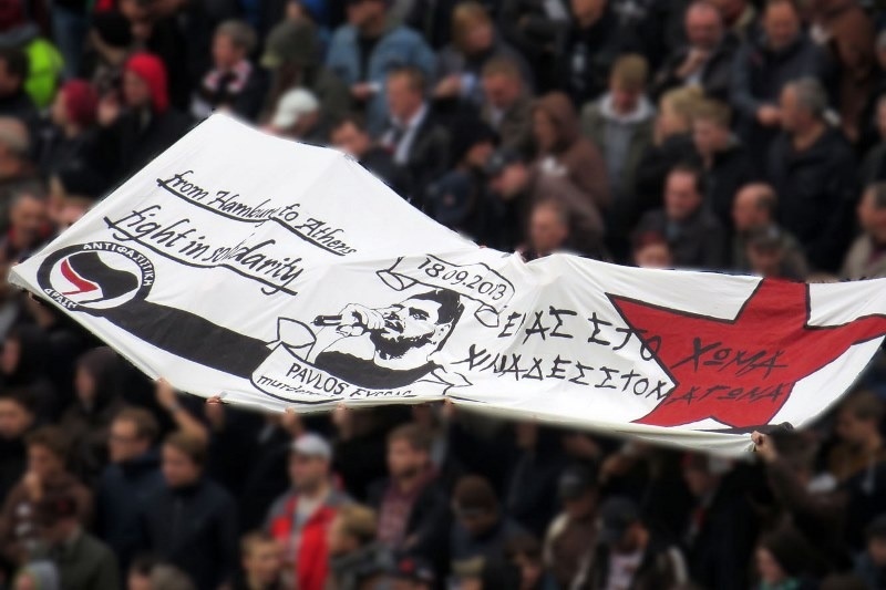 Πανό για τον Παύλο Φύσσα, στο γήπεδο της Ζανκτ Πάουλι