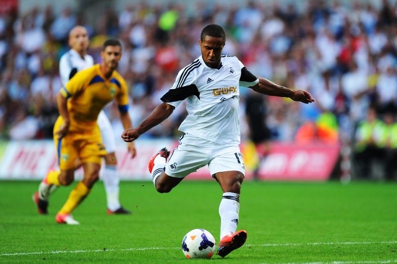 Σουόνσι: Ανανέωσε με Ράουτλετζ