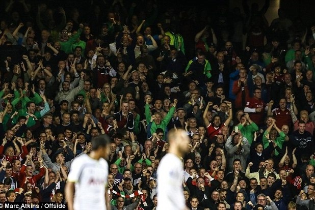 Τίμησαν τον θρυλικό «Κλάφι» οι οπαδοί της Νότιγχαμ (video+photos)