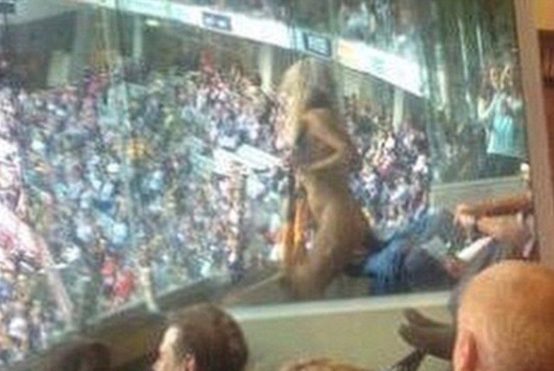 Αυστραλία: Μοντέλο γδύθηκε σε γήπεδο για… στοίχημα (photos)