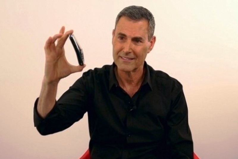 Ο Γιούρι Γκέλερ εξηγεί γιατί λυγίζει το iphone 6!